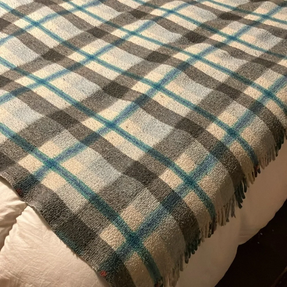Fringed cotton blend reversible stadium blanket vintage 80’s  74 X 70 queen